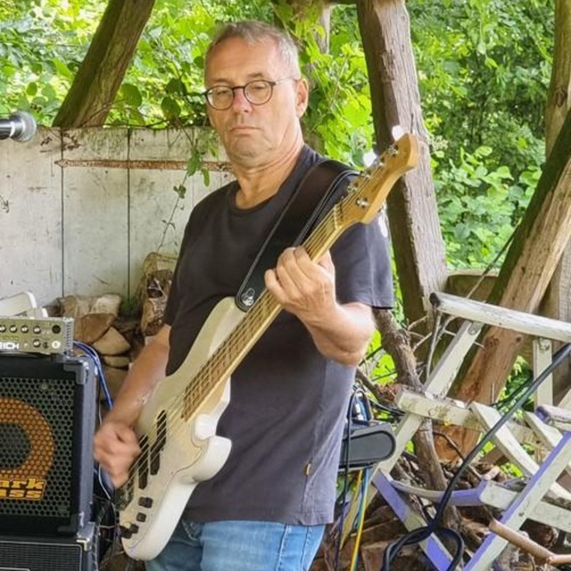 View Andreas (Bass)