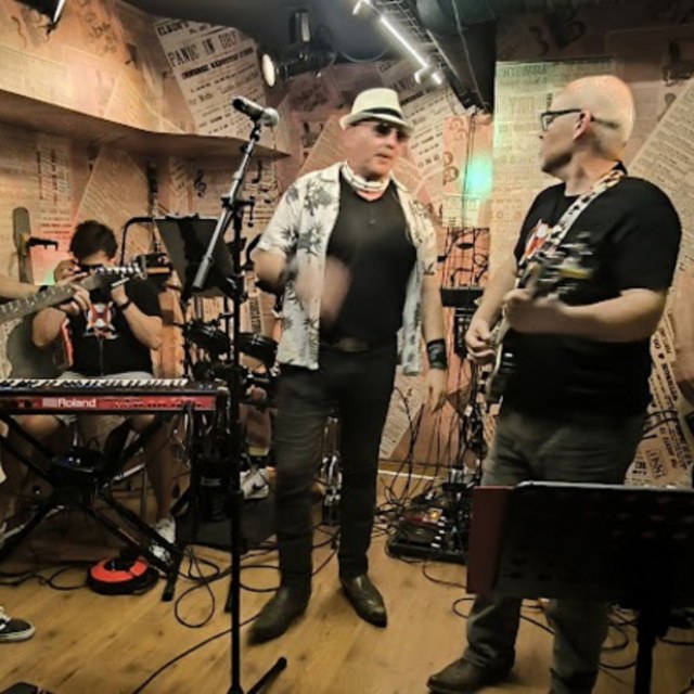 View RETROVERS BAND
