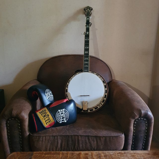 View Boxing Banjo