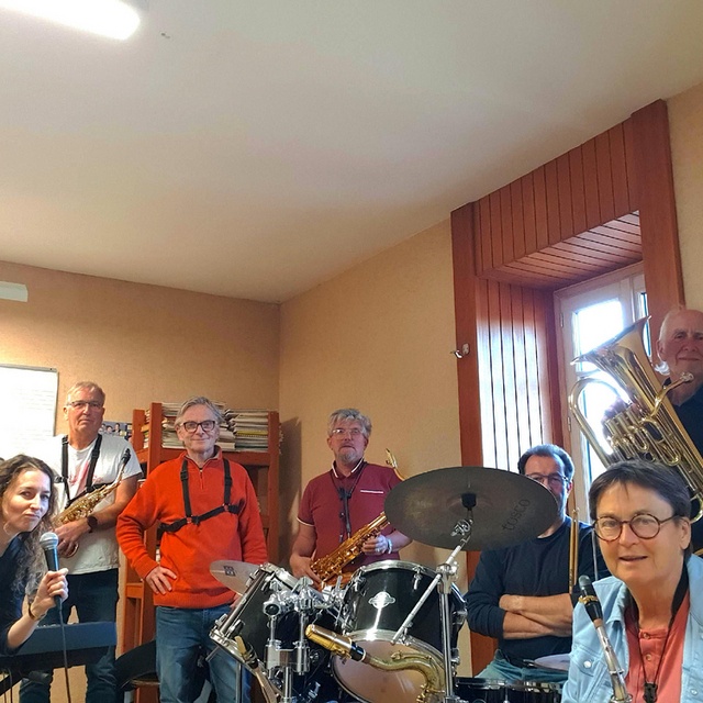 View Distribil jazz band