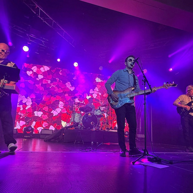 View Menuda G-ta (El tributo a Hombres G)