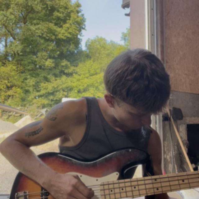 View Karl-bassist